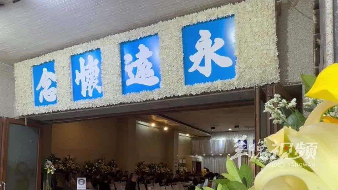 【视频】香港大埔宏福苑火灾“头七”，市民献花折祭品悼念罹难者