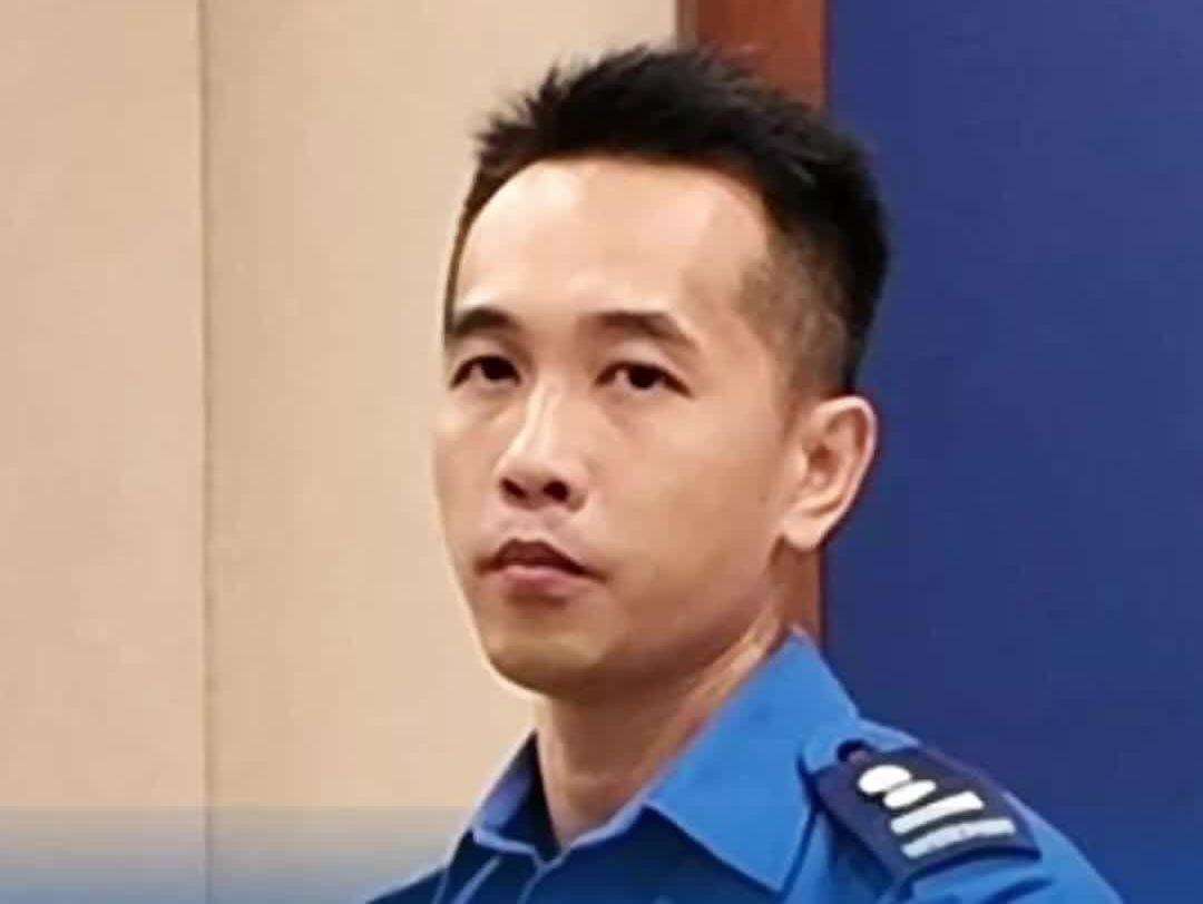  【视频】消防员脱下水靴与呼吸器，只为多救一人