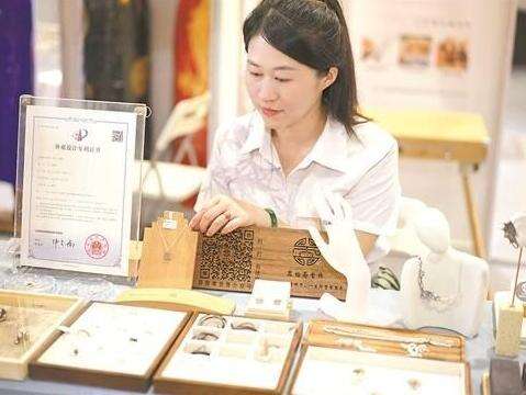  银饰匠人赵倩：千年银艺在唐家古镇焕发新生