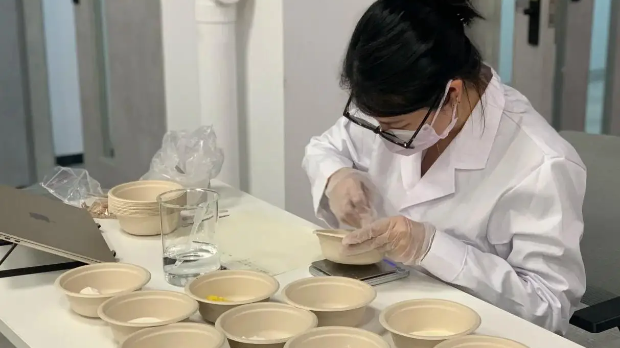 Shenzhen girl turns discarded oyster shells into works of art