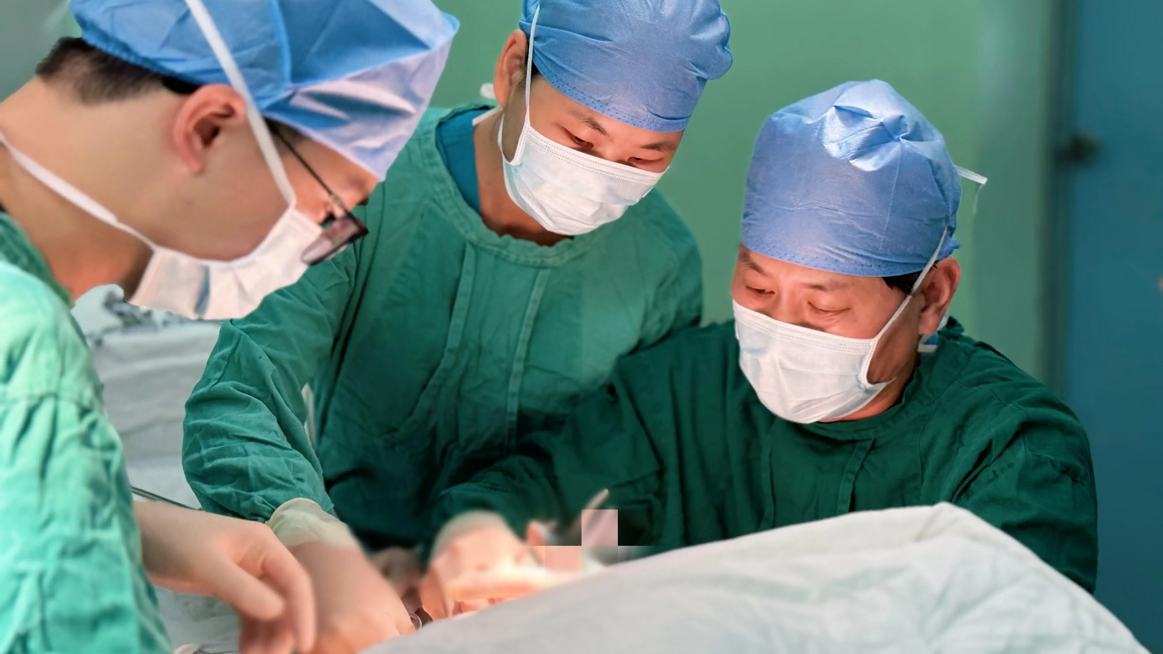 Why patients travel thousands of miles to seek treatment in Guangzhou?