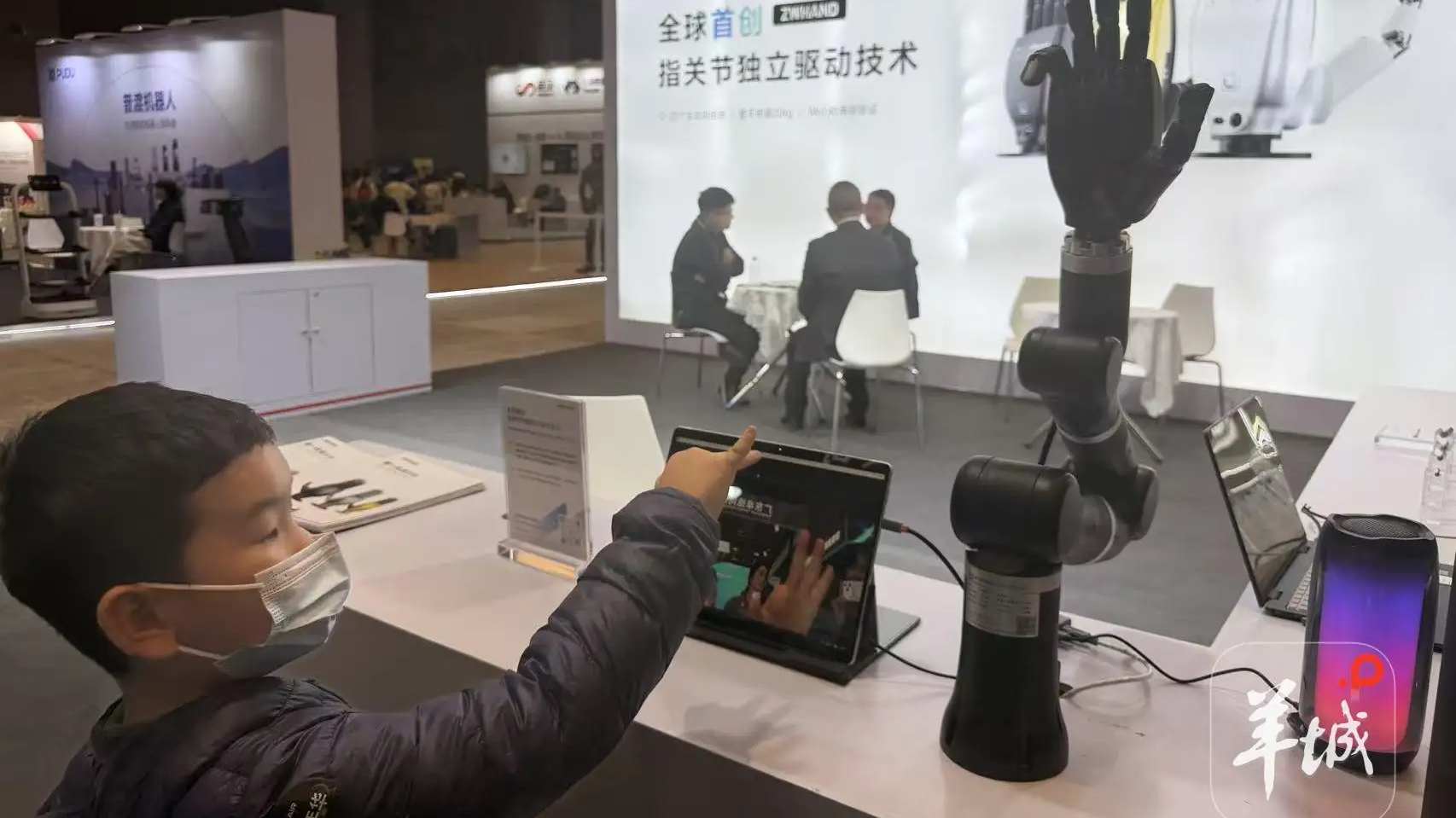  Foreign visitors praise speed of technological innovation in GBA