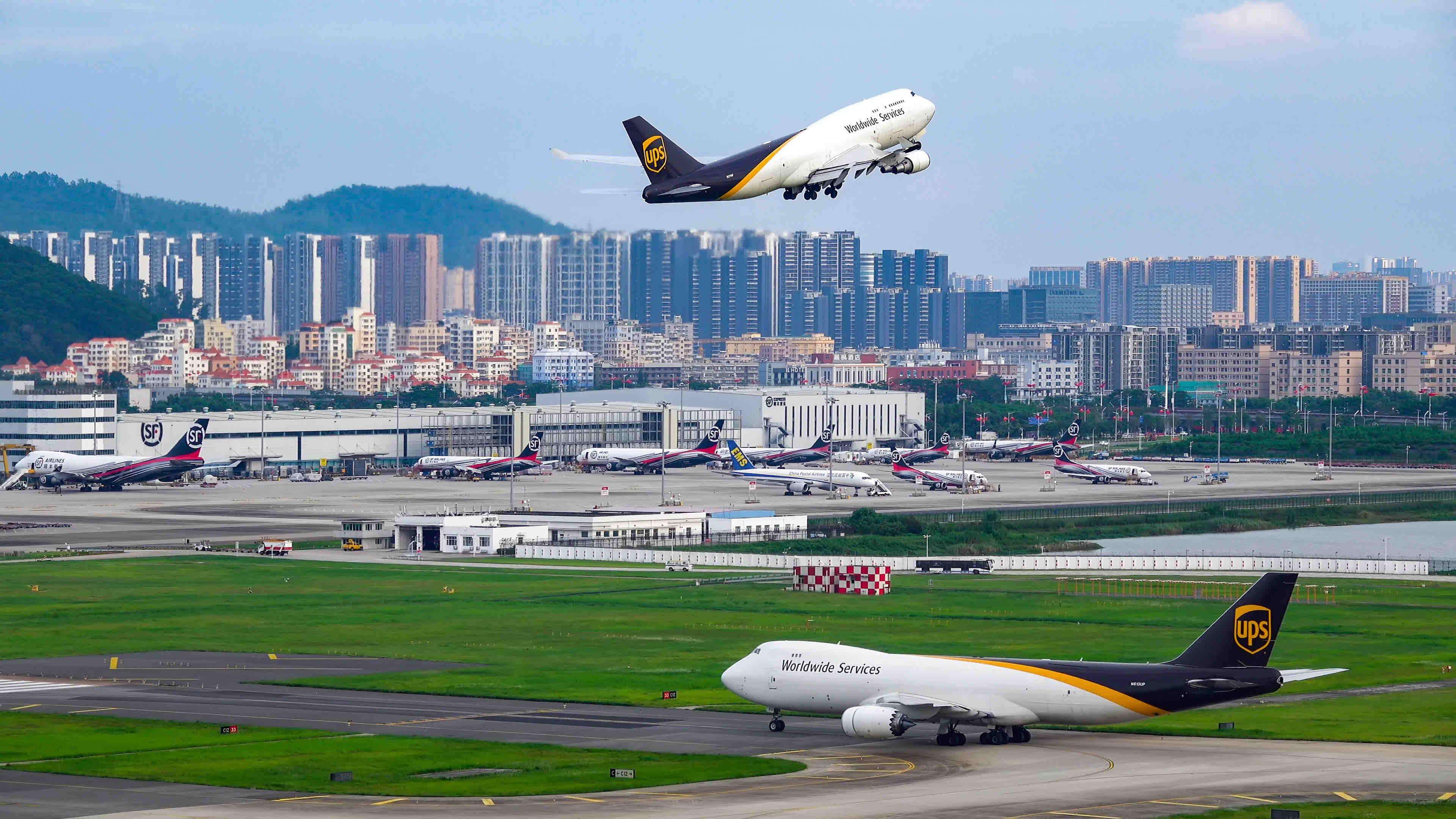 Passenger and cargo volumes at Shenzhen airport hit new highs in 2025