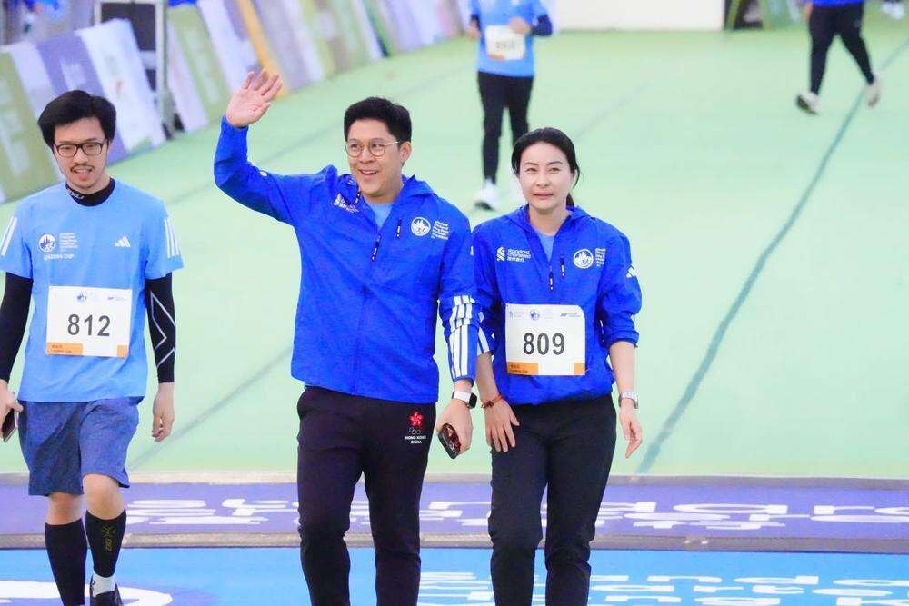 香港马拉松吸引全球逾七万跑手参赛，周润发陪老友开心跑完10公里